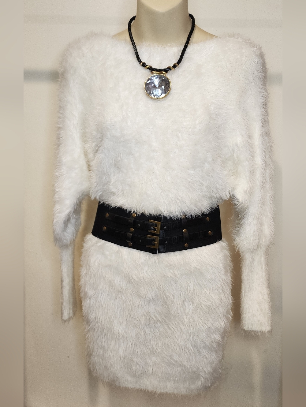 VERTY White Long Sleeve Snuggle SOFT Sweater Women's size M/L